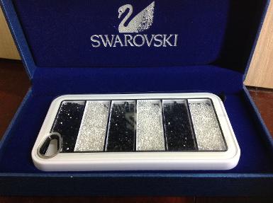Case iPhone Swarovski กรอบขาว คริสดำสลับขาว